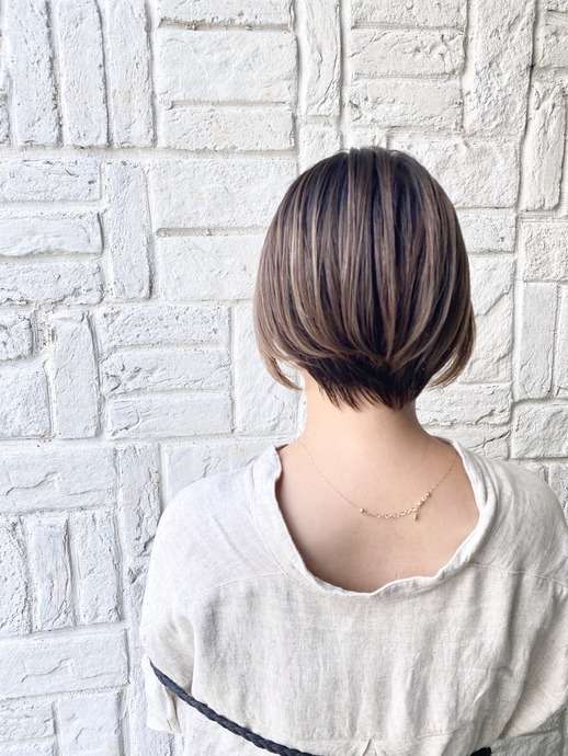 ショートボブで首元スッキリ、ふんわりスタイル